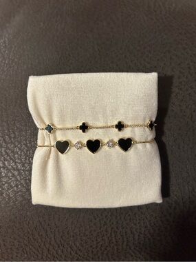 EYECANDY Los Angeles Black Heart & Clover Gold Bracelet Set
